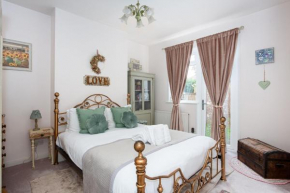 Apartment with Free parking - 6 min drive to beach!